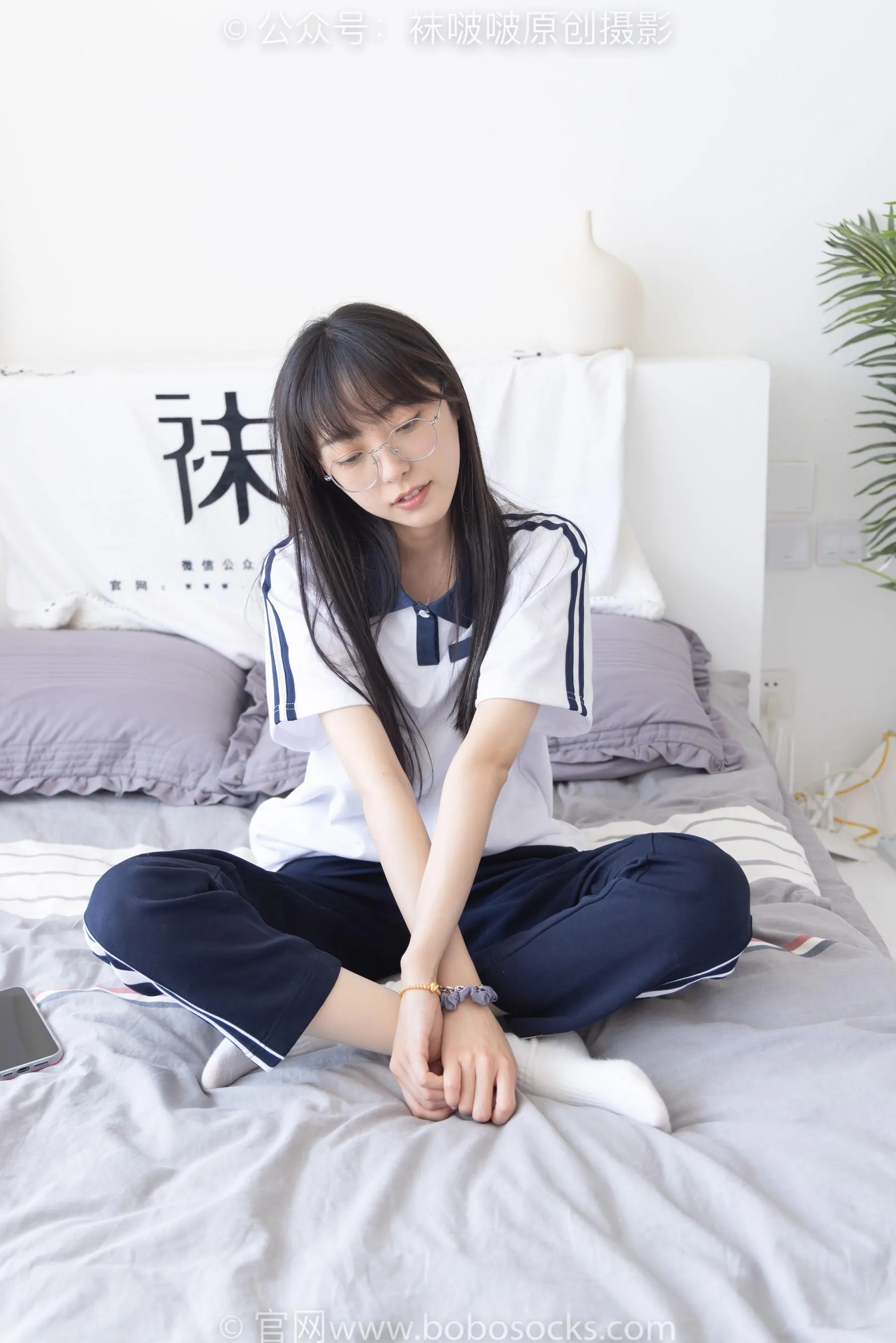 [BoBoSocks袜啵啵]NO.207 稚予-aj板鞋、白棉袜、油亮白丝、校服裤里丝 [87P]插图2